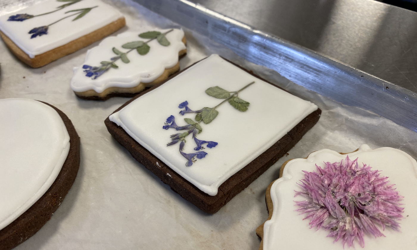 5 Tips for Using Edible Flowers in Desserts