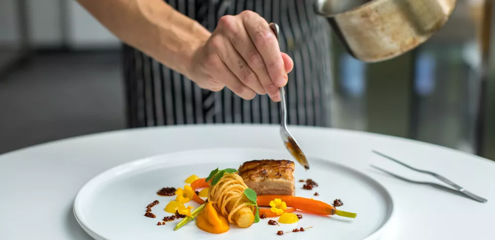 Chef Barry Tonkinson demonstrates plating for ICE students.