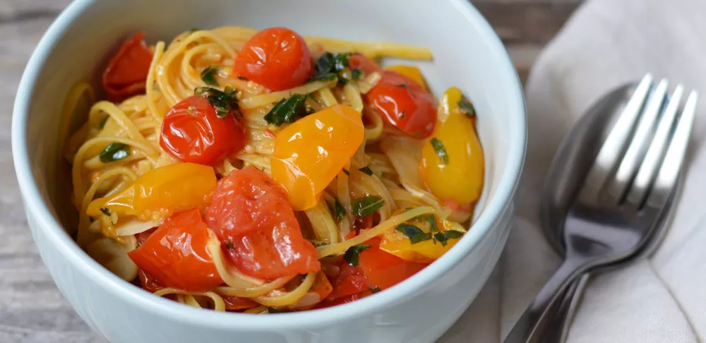 Pasta with tomatoes and basil