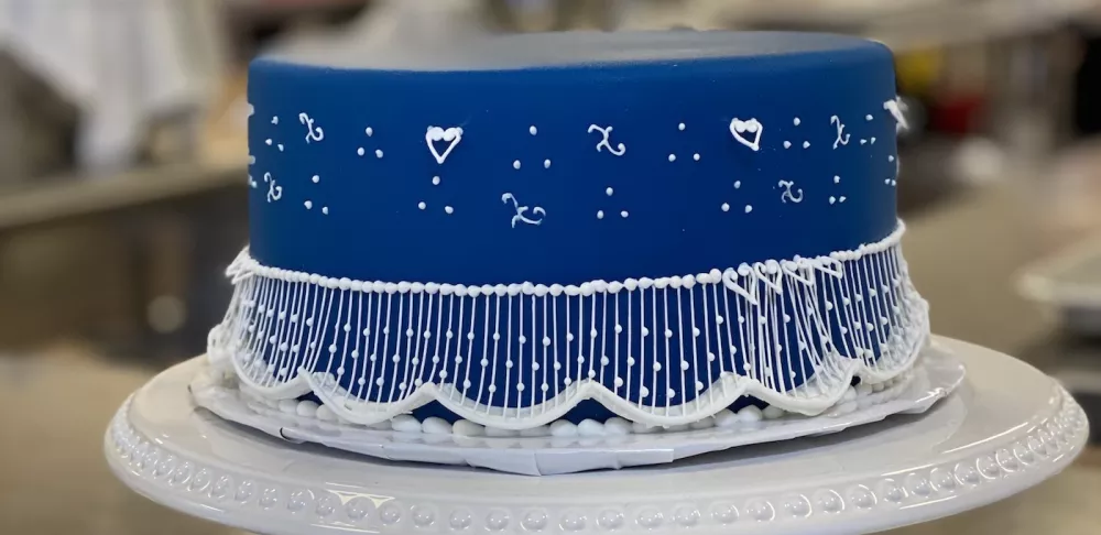 A cake decorated with string work