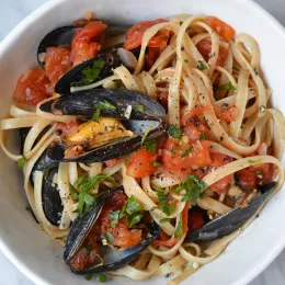 Fettuccine with Mussels and Tomato Sauce