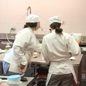 pastry students in a cake decorating class