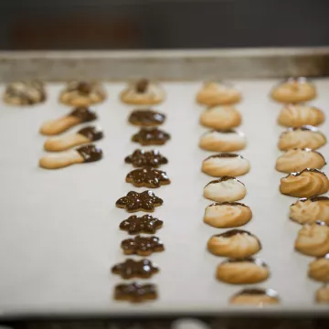 finishing cookies with chocolate ganache