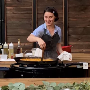 Genna Gold making paella