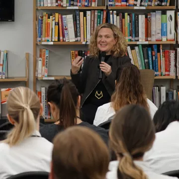 Salt & Straw co-founder Kim Malek speaks to ICE students.