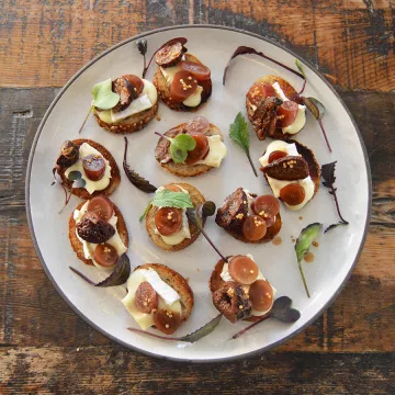 A plate of crostini.